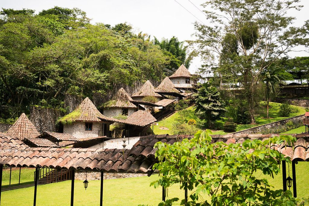 Cabañas con techo de teja artesanal en Quinta Las Canteras