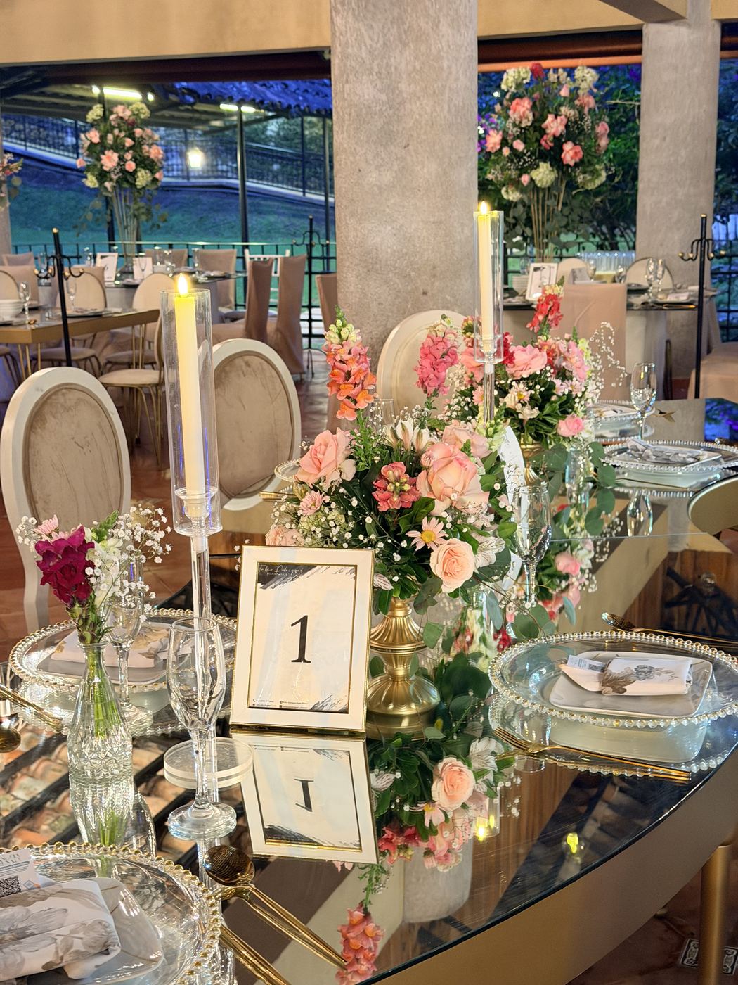 Mesa con flores rosas